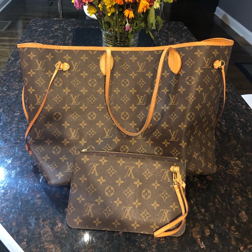 Authentic LV!! Monogram Neverfull GM w/ pouch!!